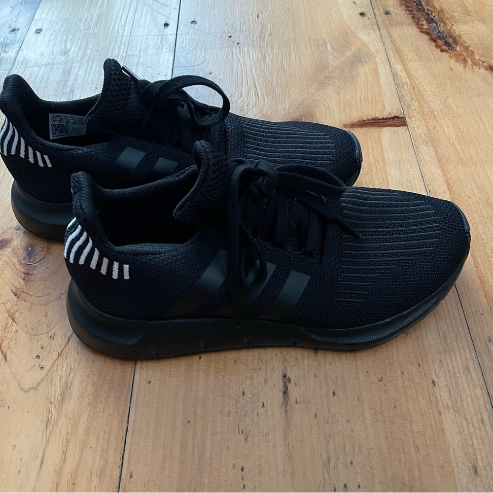 LIKE-NEW ADIDAS SWIFT RUN TRIPLE BLACK RUNNING SNEAKERS WOMENS SIZE 7